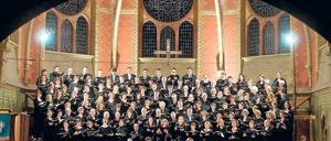 Großer Klangkörper. In Potsdam treten regelmäßig mehrere Chöre auf, die für ihre Konzerte Unterstützung von Orchestern benötigen und von der Stadt dafür Geld bekommen. Hier führt die Potsdamer Kantorei mit dem Neuen Kammerorchester unter der Leitung von Ud Joffe die h-Moll-Messe von J. S. Bach auf.