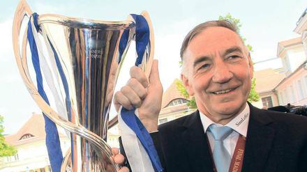 Eine Ikone. Aus einer Betriebssportmannschaft formte Bernd Schröder im Laufe der Zeit einen der erfolgreichsten Frauenfußballvereine in Europa. Zweimal führte er Turbine Potsdam auf den Kontinentalthron. Doch nicht nur sein Verein profitierte stark von Bernd Schröders aufopferungsvoller und stets ehrenamtlicher Arbeit, sondern auch der gesamte deutsche Frauenfußball.