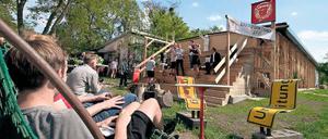 Entspannen mit Holz. Gäste können am Campus seit Montag in Hängematten entspannen oder im Clubhaus Tischkicker spielen. Die Bauten sollen zwei Jahre lang stehen.