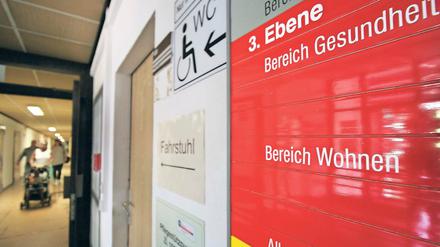 Eine Sachbearbeiterin soll im Potsdamer Sozialamt Wohnberechtigungsscheine an Flüchtlinge nur gegen Bargeld vergeben haben, um sich selbst zu bereichern.