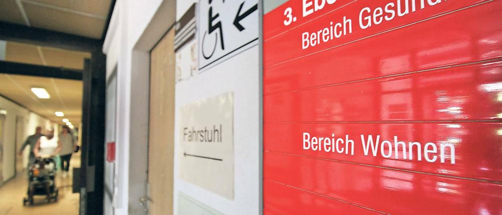 Eine Sachbearbeiterin soll im Potsdamer Sozialamt Wohnberechtigungsscheine an Flüchtlinge nur gegen Bargeld vergeben haben, um sich selbst zu bereichern.