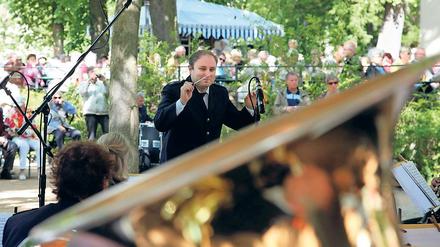 Klassiker. Das eintrittsfreie Konzert des Polizeiorchesters am Pfingstsonntag an der Historischen Mühle in Sanssouci besuchten bei gutem Wetter rund 1500 Menschen. Darunter waren oft Politiker, gern kam der einstige Innenminister Jörg Schönbohm (CDU).