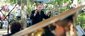 Klassiker. Das eintrittsfreie Konzert des Polizeiorchesters am Pfingstsonntag an der Historischen Mühle in Sanssouci besuchten bei gutem Wetter rund 1500 Menschen. Darunter waren oft Politiker, gern kam der einstige Innenminister Jörg Schönbohm (CDU).