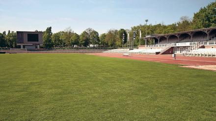 Altehrwürdiges und schmuckes Rund. Das Stadion Luftschiffhafen wurde 1927 errichtet und wird heutzutage hauptsächlich zum Training von Leichtathleten und den Turbine-Fußballerinnen genutzt. Leichtathletik-Wettkämpfe finden dort ebenso statt. Und nun wird es auch zur Football-Arena.