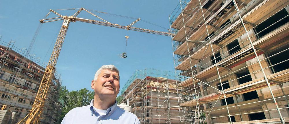 Baumeister. Wolfhard Kirsch beim Richtfest an der Steinstraße.