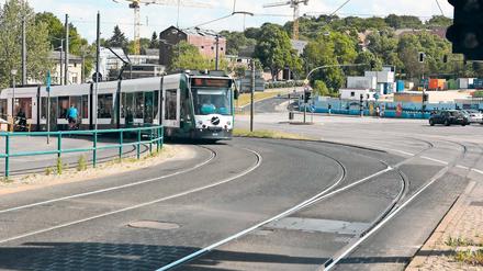 Am Leipziger Dreieck soll für die Straßenbahn eine neue Wendeschleife gebaut werden. Derzeit wird ein Planer gesucht, ab 2018 könnte gebaut werden. Dann soll das Wendegleis (rechts) nicht mehr über die Fahrbahn der Heinrich-Mann-Allee führen, sondern durch die Friedrich-Engels-Straße.