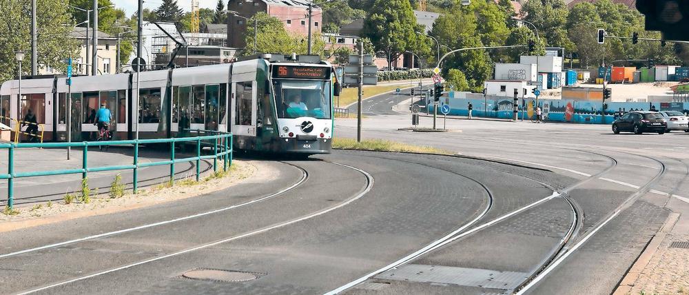 Am Leipziger Dreieck soll für die Straßenbahn eine neue Wendeschleife gebaut werden. Derzeit wird ein Planer gesucht, ab 2018 könnte gebaut werden. Dann soll das Wendegleis (rechts) nicht mehr über die Fahrbahn der Heinrich-Mann-Allee führen, sondern durch die Friedrich-Engels-Straße.