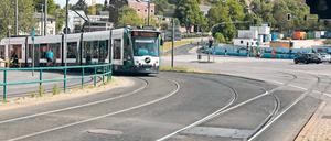 Am Leipziger Dreieck soll für die Straßenbahn eine neue Wendeschleife gebaut werden. Derzeit wird ein Planer gesucht, ab 2018 könnte gebaut werden. Dann soll das Wendegleis (rechts) nicht mehr über die Fahrbahn der Heinrich-Mann-Allee führen, sondern durch die Friedrich-Engels-Straße.