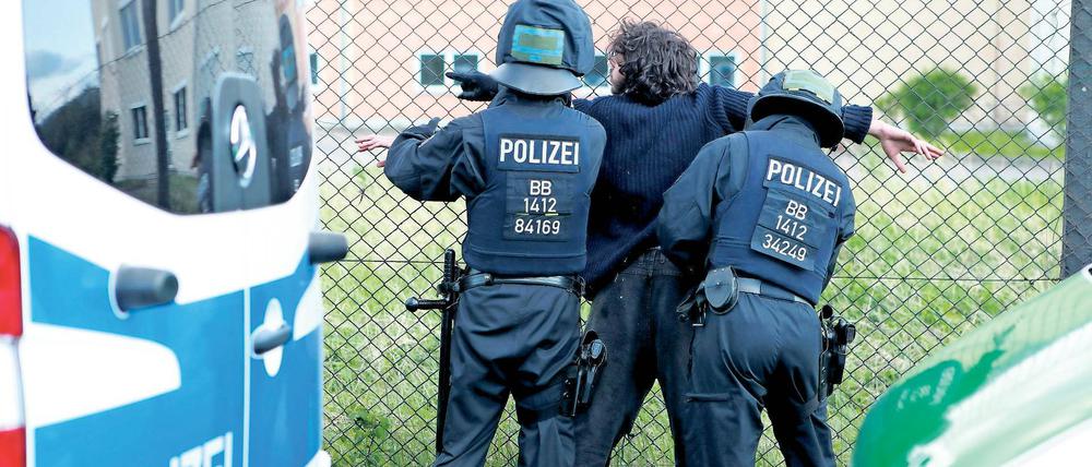 Einsatz. Polizisten beenden die Blockade der Kraftwerkszufahrt.