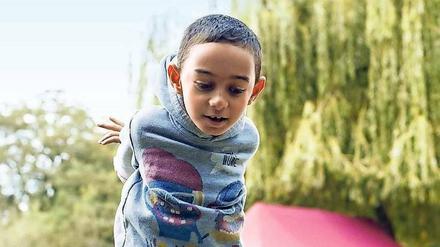 Talentiert. Vule ist eine Art Star der Potsdamer Breakdance-Szene, links zu sehen auf einem Bild von 2015, rechts auf dem Schoß seines Vaters Zoran. Doch bald wird die Familie womöglich abgeschoben.