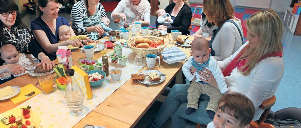 Neue Freundschaften. Sie sind alle erst seit Kurzem nach Schwielowsee gezogen und ihnen geht es allen sehr ähnlich: Der Partner arbeitet in Vollzeit, meist in Berlin, die guten Freunde wohnen weit weg. Ein bisschen Austausch mit anderen Müttern kommt da wie gerufen. Sonst wird das Muttersein recht einsam.