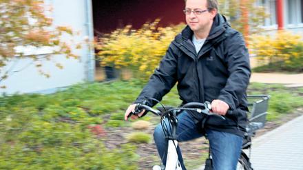 Testradler. Mario Grocholski hat sich bei Julian Affeldt für mehrere Wochen ein Elektrofahrrad ausgeliehen und einige seiner 17 Kilometer langen Arbeitswege damit absolviert. Dafür habe sich das Rad bewährt, 30 Kilometer seien aber zu lang.