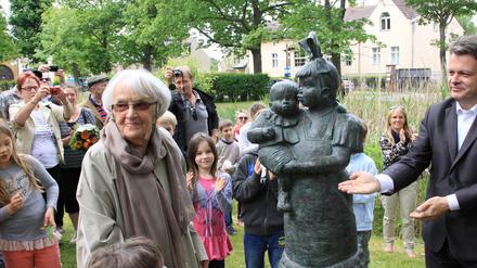 Emma Maria Lange, hier 2014 bei der Einweihung einer Zille-Plastik in Stahnsdorf.