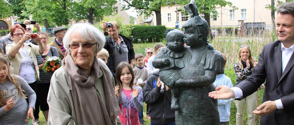 Emma Maria Lange, hier 2014 bei der Einweihung einer Zille-Plastik in Stahnsdorf.