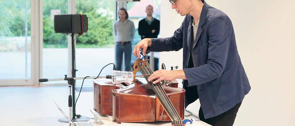 Das Schwingen zwei verschiedener Welten. Zur Ausstellungseröffnung war das Stück splitting 33 von Michael Maierhof zu hören. Caleb Salgado bespielte einen liegenden Kontrabass mit motorbetriebenen Sticks und einem Schallbecher aus Plastik.