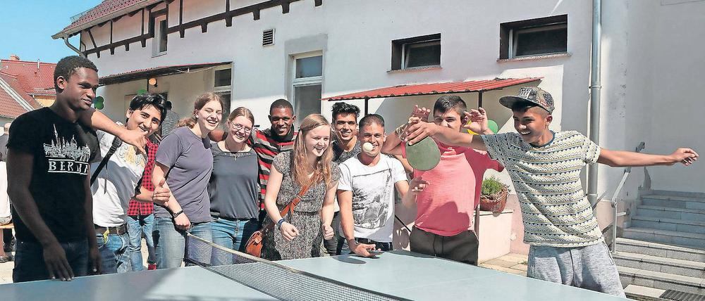 Spaß an der Platte. Jugendliche Flüchtlinge und Caputher Kinder spielen am Freitag im Anker-Haus gemeinsam Tischtennis auf chinesische Art.