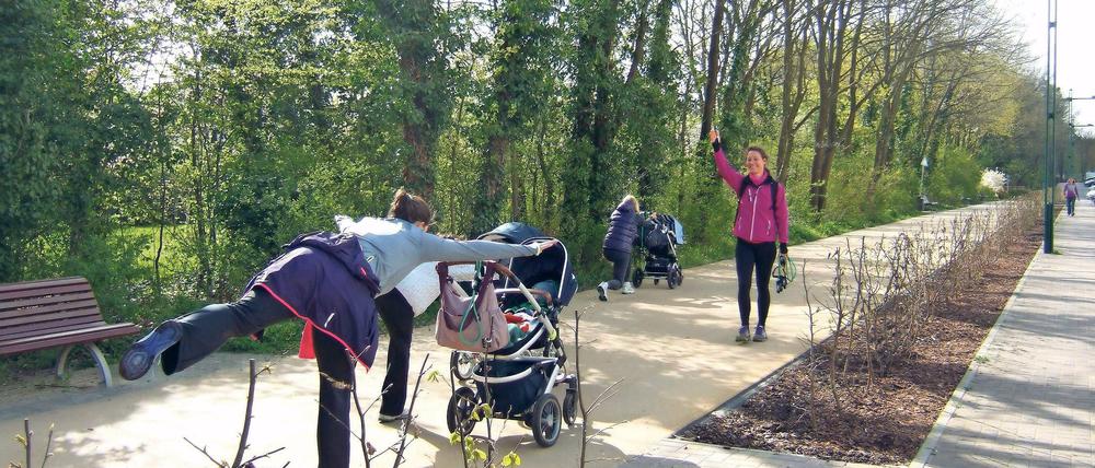 Kinderwagen statt Stange. Mütter beim Sport in Kleinmachnow.