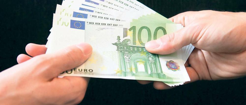Schmiergeld: Eine Mitarbeiterin des Rathauses soll Wohnberechtigungsscheine nur gegen Bargeld erteilt haben.