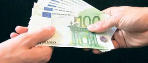 Schmiergeld: Eine Mitarbeiterin des Rathauses soll Wohnberechtigungsscheine nur gegen Bargeld erteilt haben.