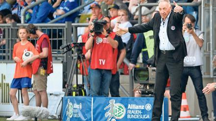 Ein letztes Mal als Dirigent vor heimischer Kulisse. Auch in seinem letzten Heimspiel als Trainer des 1. FFC Turbine Potsdam agierte Bernd Schröder in der Coachingzone leidenschaftlich wie in den 45 Jahren zuvor.