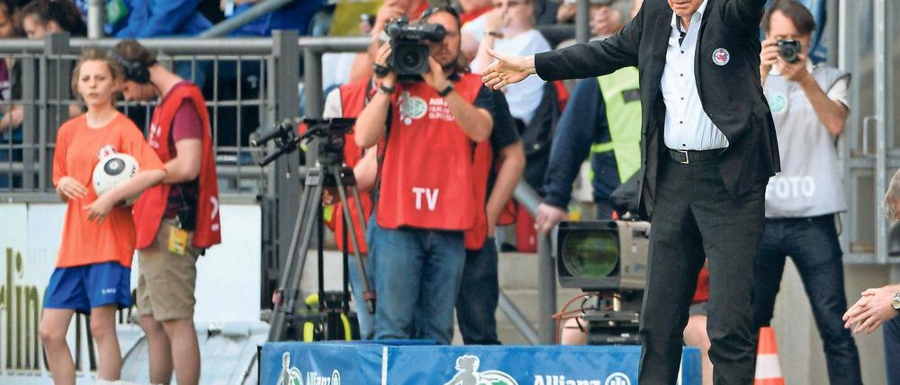 Ein letztes Mal als Dirigent vor heimischer Kulisse. Auch in seinem letzten Heimspiel als Trainer des 1. FFC Turbine Potsdam agierte Bernd Schröder in der Coachingzone leidenschaftlich wie in den 45 Jahren zuvor.