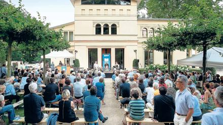 Der Eröffnungsabend des Potsdamer Literaturfestivals findet am 8. Juli im Park der Villa Jacobs am Jungfernsee statt. Im vergangenen Jahr waren dort Kulturstaatsministerin Monika Grütters und Schriftsteller Martin Walser zu Gast.