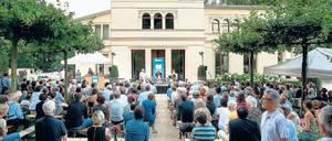 Der Eröffnungsabend des Potsdamer Literaturfestivals findet am 8. Juli im Park der Villa Jacobs am Jungfernsee statt. Im vergangenen Jahr waren dort Kulturstaatsministerin Monika Grütters und Schriftsteller Martin Walser zu Gast.