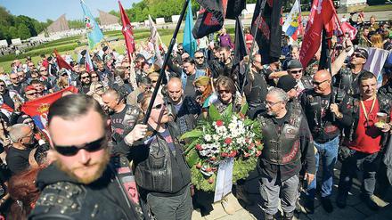Denk mal. Mit Blumen und Kutten kamen die Biker in Berlin an.