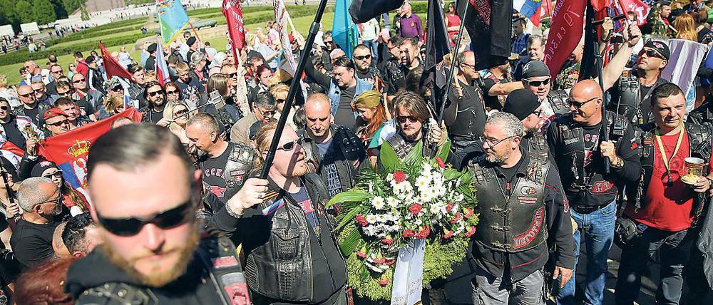 Denk mal. Mit Blumen und Kutten kamen die Biker in Berlin an.