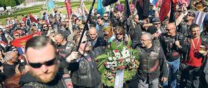 Denk mal. Mit Blumen und Kutten kamen die Biker in Berlin an.