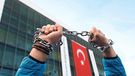 In Ketten? Journalisten in der Türkei müssen mit Haftstrafen rechnen