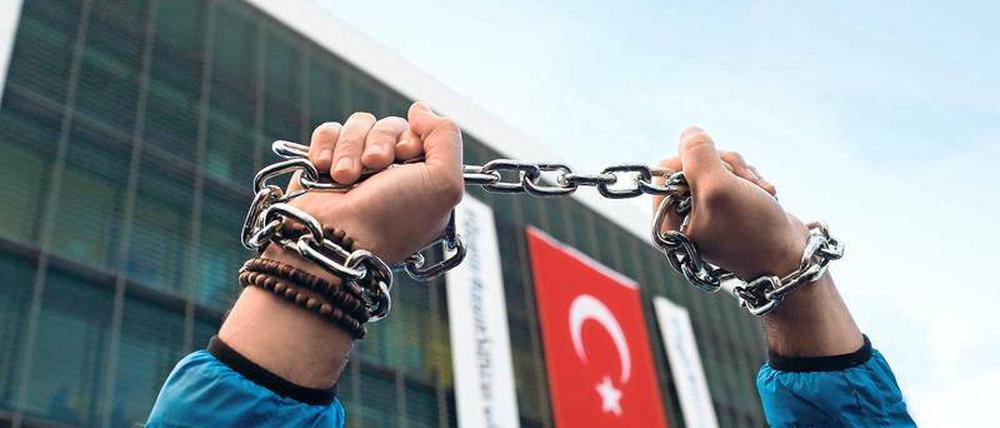 In Ketten? Journalisten in der Türkei müssen mit Haftstrafen rechnen