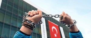 In Ketten? Journalisten in der Türkei müssen mit Haftstrafen rechnen