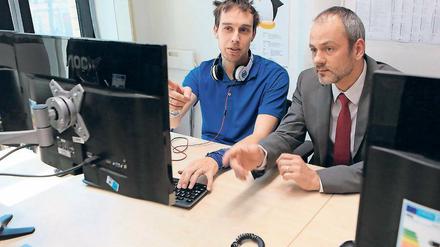 Mit Überblick. Prokurist Peter Tabeling (r.) mit einem Kollegen.