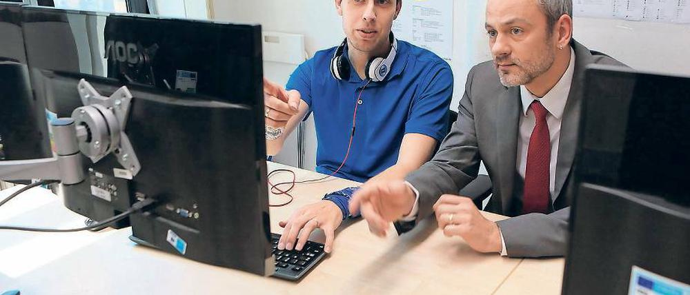 Mit Überblick. Prokurist Peter Tabeling (r.) mit einem Kollegen.