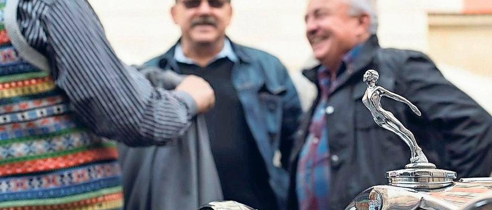 Die Frau ist nur Deko. Schönheit und Anmut nutzen nichts. Solange Männer allein entscheiden und sich Frauen auf die Motorhaube montieren. Oder ist längst alles ganz anders? Die Fotos von K.T. Blumberg sind vielschichtig.