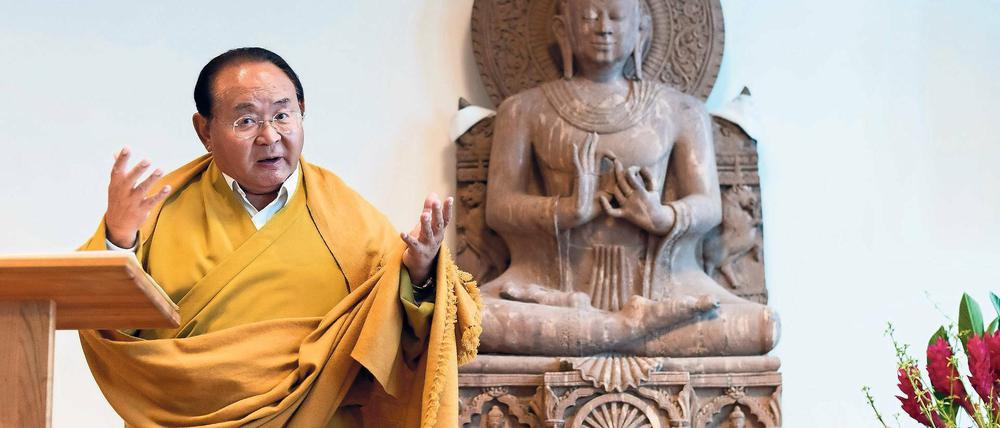 Buddha in Bad Saarow. Sogyal Rinpoche kam zur Eröffnung des Sukhavati Spiritual Care Centers.