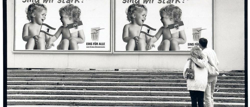 Dynamische Duos. Nicht nur Adler und Bär warben für die Länderfusion, sondern auch Regierungschefs und Kleinkinder (oben).