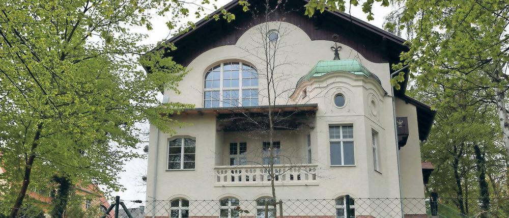 Markant. Das Landhaus Wilberg mit geschweiftem Giebel, das Atelierzimmer (o.) und das neu ausgebaute Dach.
