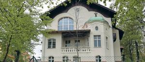Markant. Das Landhaus Wilberg mit geschweiftem Giebel, das Atelierzimmer (o.) und das neu ausgebaute Dach.