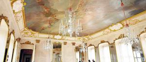 Wie zu Königs Zeiten. Mit den 42,5 Millionen Euro, die seit 1991 investiert wurden, konnte unter anderem der Spiegelsaal (o.) restauriert werden. Besonders aufwendig war der Muschelsaal (l.).