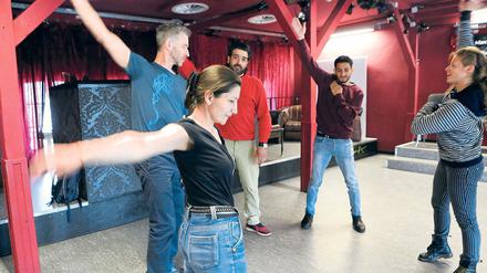 Mit dem Körper sprechen. Auf dem Workshop im Potsdamer Hans Otto Theater lernen die Teilnehmer, sich durch Gesten auszudrücken. Dazu gehört auch eine Menge Improvisation.