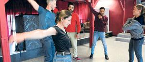 Mit dem Körper sprechen. Auf dem Workshop im Potsdamer Hans Otto Theater lernen die Teilnehmer, sich durch Gesten auszudrücken. Dazu gehört auch eine Menge Improvisation.