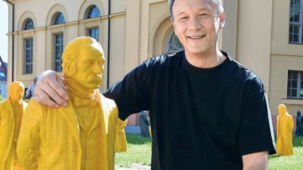 Viel gelb. Künstler Ottmar Hörl mit einer seiner Fontane-Figuren.