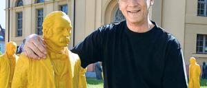 Viel gelb. Künstler Ottmar Hörl mit einer seiner Fontane-Figuren.