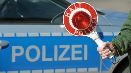 Mehrere Männer bedrohten einen 28-Jährigen nach einer Party, einige traten zu. Doch der Polizei fehlt von den Tätern noch jede Spur.