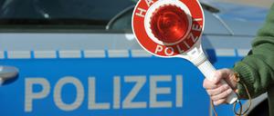 Mehrere Männer bedrohten einen 28-Jährigen nach einer Party, einige traten zu. Doch der Polizei fehlt von den Tätern noch jede Spur.