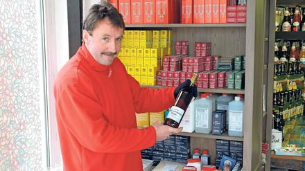 Weinhelfer. Ulrich Gaube verkauft in Werder unter anderem Zitronensäure und Hefen, die man für guten Obstwein braucht. Neben Früchten können auch Blüten vergoren werden.