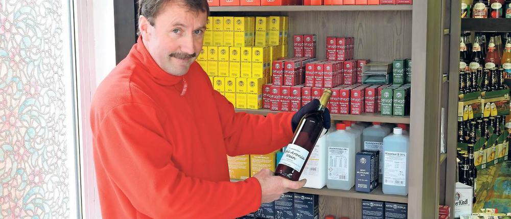 Weinhelfer. Ulrich Gaube verkauft in Werder unter anderem Zitronensäure und Hefen, die man für guten Obstwein braucht. Neben Früchten können auch Blüten vergoren werden.