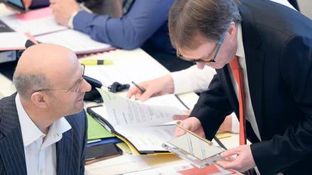 Brandenburg hat einen neuen Justizminister: Stefan Ludwig (Die Linke) ist Nachfolger seines Parteifreundes Helmuth Markov. Der neue Justizminister bekam einen goldenen Notnagel überreicht.